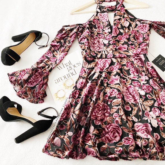 Lulus Dresses & Skirts - NWT Lulu’s Velvet Cold Shoulder Dress